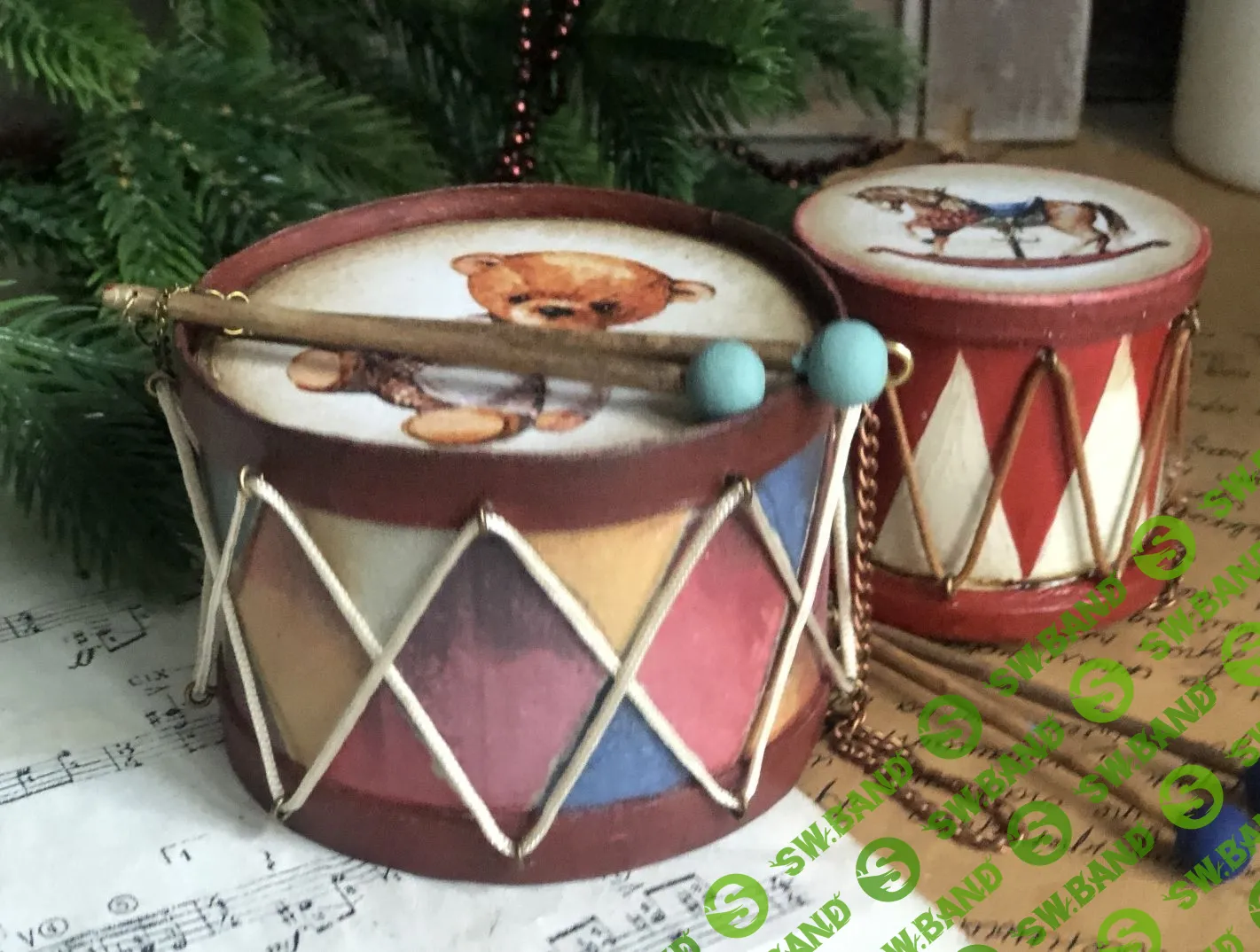 [Елена Степанова] Елочная игрушка «Барабан» (2023)