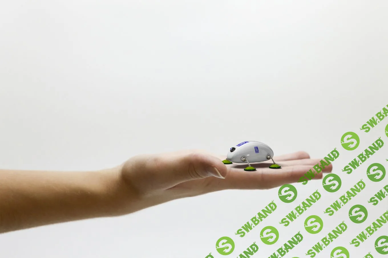 Rolls-Royce показал роботов-тараканов для проверки двигателей