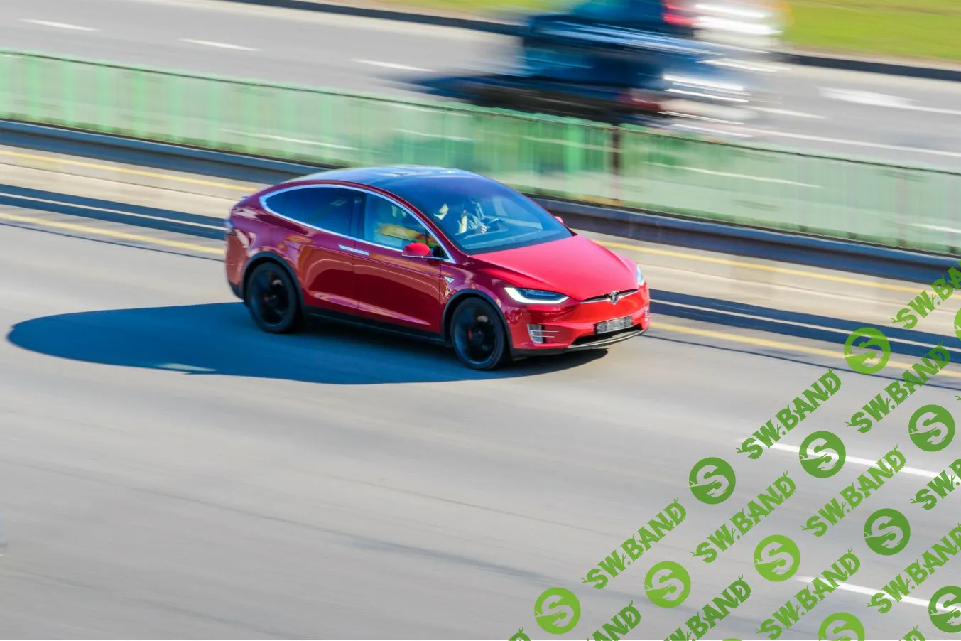 «Связной» начал выдавать электромобили Tesla в аренду