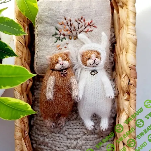 [Тетушка Чарли] МК по вязанию маленьких спящих котов "Тише, мыши!" (2025)