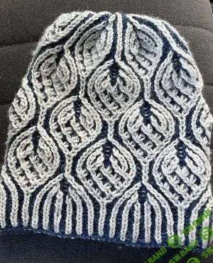 [Вязание] Красивая шапка Herzblut, вязаная спицами двухцветной резинкой-бриошь [Katrin Schubert] [vjazhi.ru]