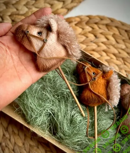 [Вязаные игрушки] Лошадка на палочке [Юлия Оголь]