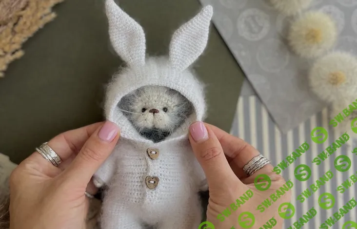 [Вязаные игрушки] Маленький котенок в комбезе зайки [Мой мишка] [Анастасия Пономарева]