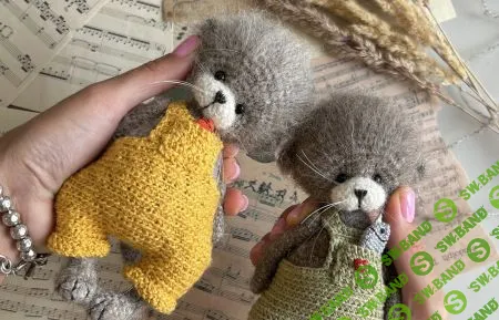 [Вязаные игрушки] Выдренок в комбинезончике с рыбкой [Анастасия Пономарева]